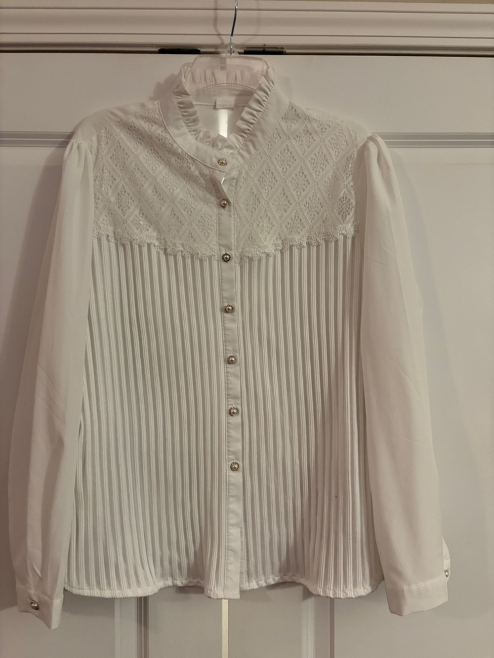 Women's White Ruffled Lace Yoke Pleated Button-Front Shirt